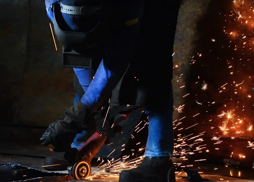 Detalle de intervención mecánica con herramientas especializadas